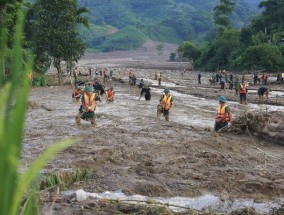 越南台风造成的死亡人数上升到233人，在遭受山体滑坡和洪水袭击的地区发现了更多尸体