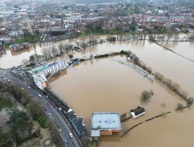 英国洪水泛滥:大片地区被警告要给手机充电——检查一下你是否在火线上