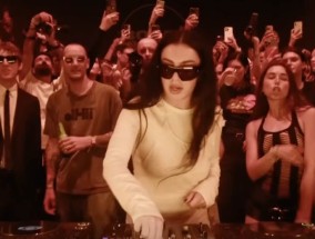 Charli XCX在伊比沙岛表演“Brat”主题的锅炉房